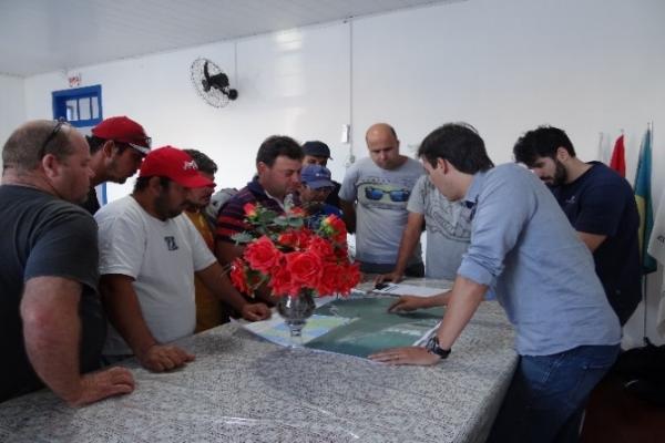 Pescadores artesanais recebem orientações sobre as obras da Bacia de Evolução.