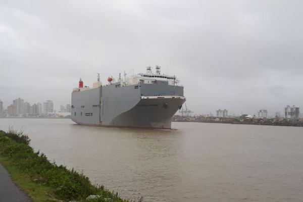1297 veículos importados desembarcaram no berço 3 do Porto de Itajaí.