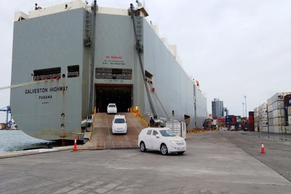 Porto de Itajaí recebe mais 1,6 mil veículos importados da General Motors.