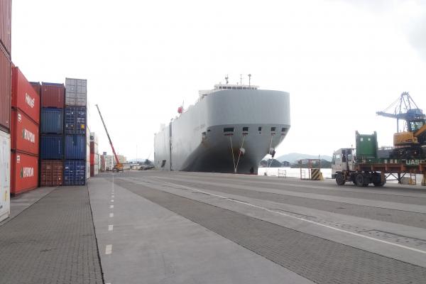 Berço 3 do Porto de Itajaí recebe nova atracação com veículos importados.