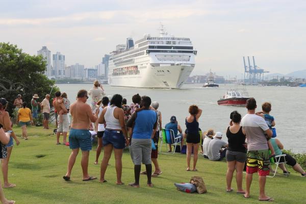 Navio de cruzeiro MSC Sinfonia encerra temporada em Itajaí com avaliação positiva.