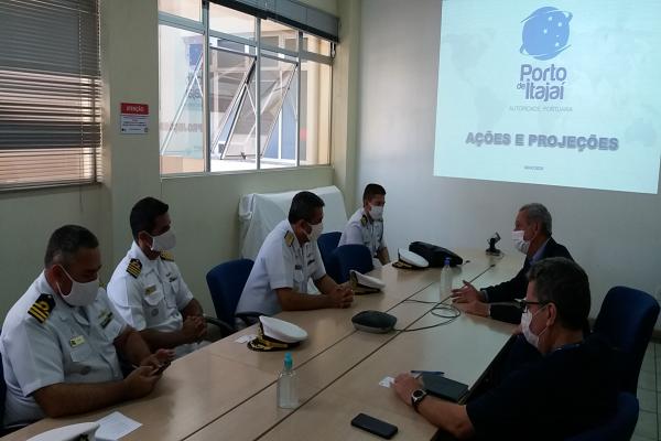 Vice-Almirante da Marinha do Brasil cumpre agenda em Itajaí e participa de encontro com diretoria da Superintendência do Porto de Itajaí.