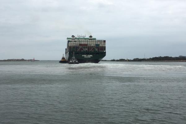 Complexo Portuário de Itajaí recebe o primeiro navio “gigante” e realiza com giro em nova etapa de manobras especiais na área da nova Bacia de Evolução.