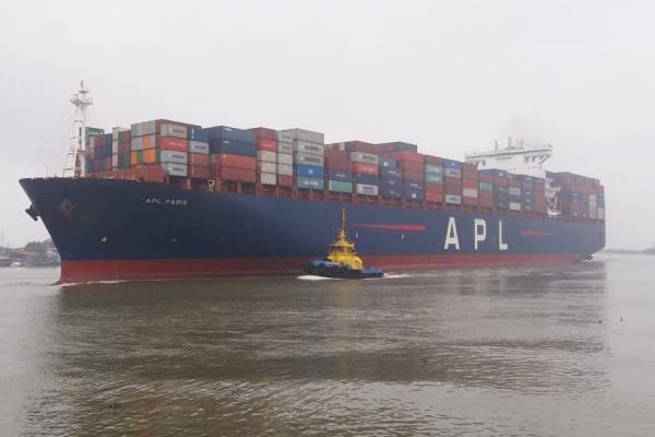 Maior navio full container a operar na costa brasileira atracou nessa terça-feira (16) no Complexo Portuário de Itajaí.
