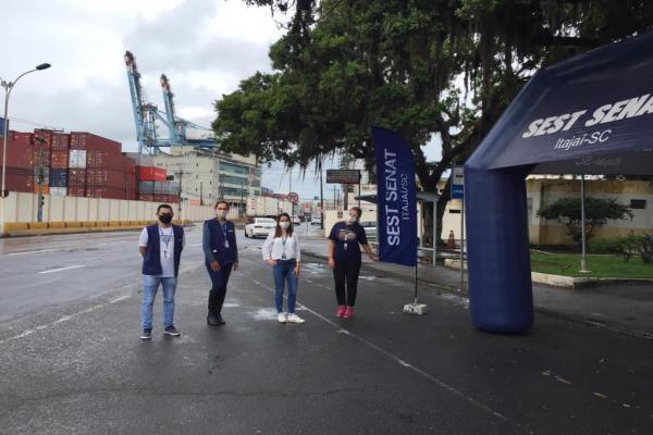 Caminhoneiros recebem kits na entrada do Porto de Itajaí