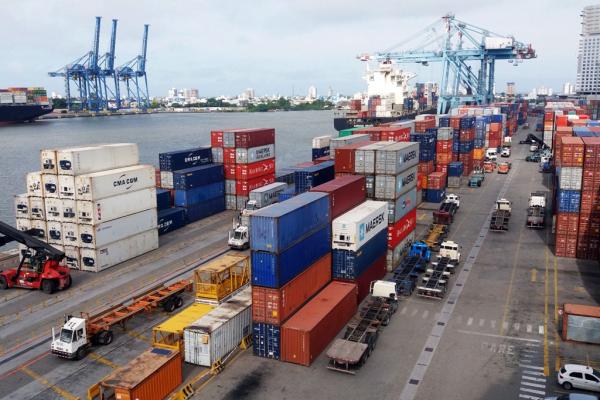 Movimentação de cargas em toneladas no Complexo Portuário de Itajaí e Navegantes registra aumento de 13% em abril.