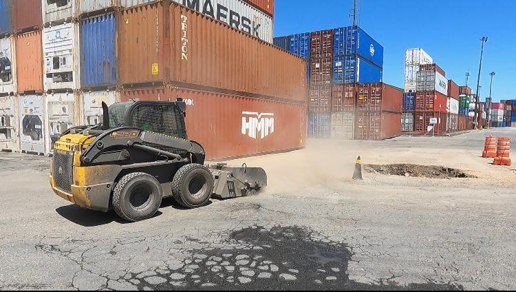 Autoridade Portuária de Itajaí realiza reparos na pavimentação da área primária do Porto.