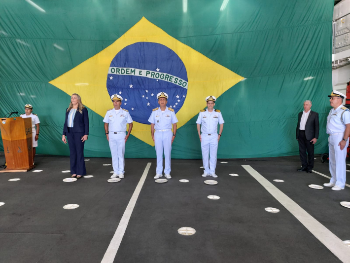 Porto de Itajaí recebe segunda maior embarcação da Marinha do Brasil.