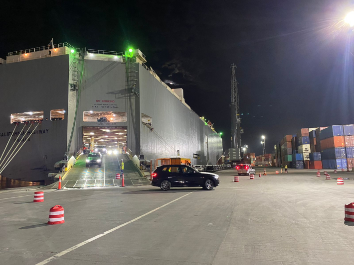 Porto de Itajaí recebe nova atracação de navio com veículos da BMW