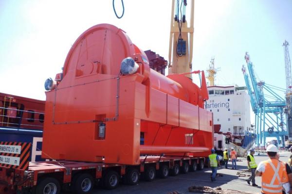 APM Terminals Itajaí opera equipamento com 156 toneladas para navio de apoio offshore