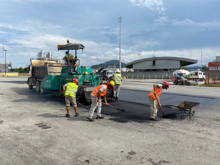 Autoridade Portuária realiza reparos na pavimentação asfáltica da área pública do Porto de Itajaí  
