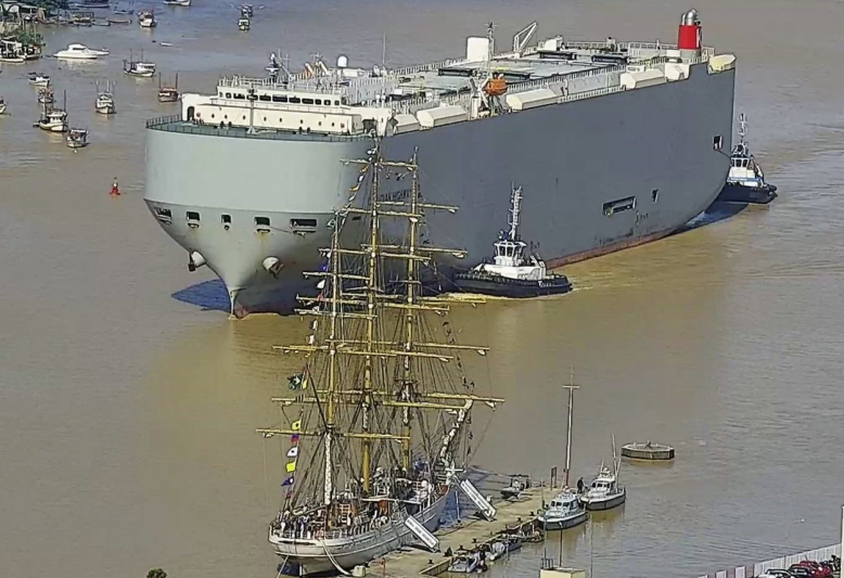 Porto de Itajaí recebe dupla atracação de navios nesta quarta-feira