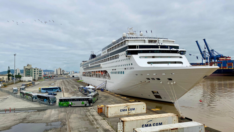 Porto de Itajaí recebeu tripla atracação de navios no sábado, 02.