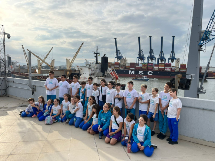 Alunos de Brusque visitam o Porto de Itajaí em experiência educativa