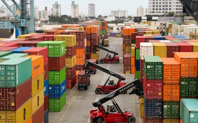 Porto de Itajaí movimenta 1,8 milhão de toneladas no semestre e registra alta histórica de 1.686% Porto de Itajaí movimenta 1,8 milhão de toneladas no semestre e registra alta histórica de 1.686%