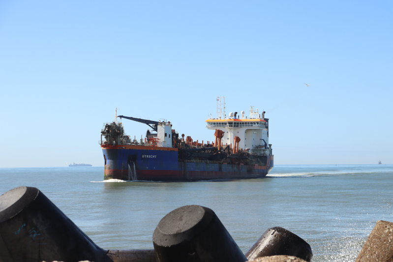 Porto de Itajaí recebe draga Utrecht nesta quinta-feira e reforça manutenção das profundidades do canal de acesso