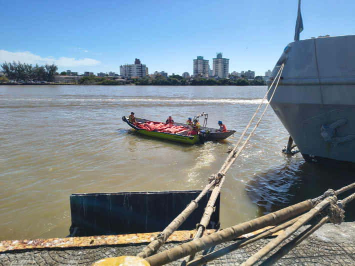Porto de Itajaí inicia limpeza no canal do Rio Itajaí-Açu